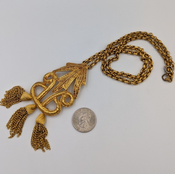 Stunning Carol Dauplaise Gold Tone Necklace with Tassels Pendant - Picture 7 of 10